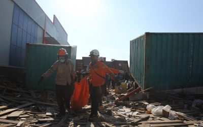 indonesia natural disaster tsunami earthquake disaster rescue team helping to clear